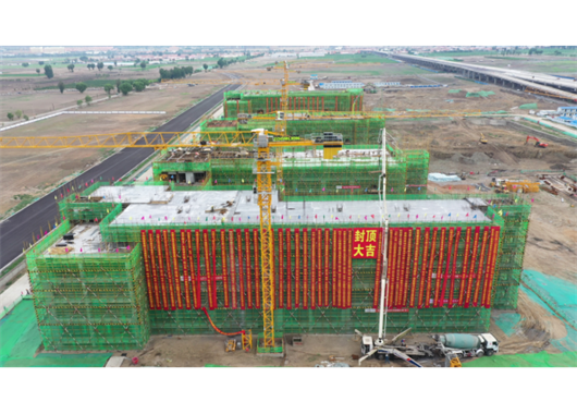 公司監理的呼和浩特市第二中學(xué)敕勒川分校教學(xué)區建設項目1#教學(xué)樓、實(shí)驗樓喜封金頂
